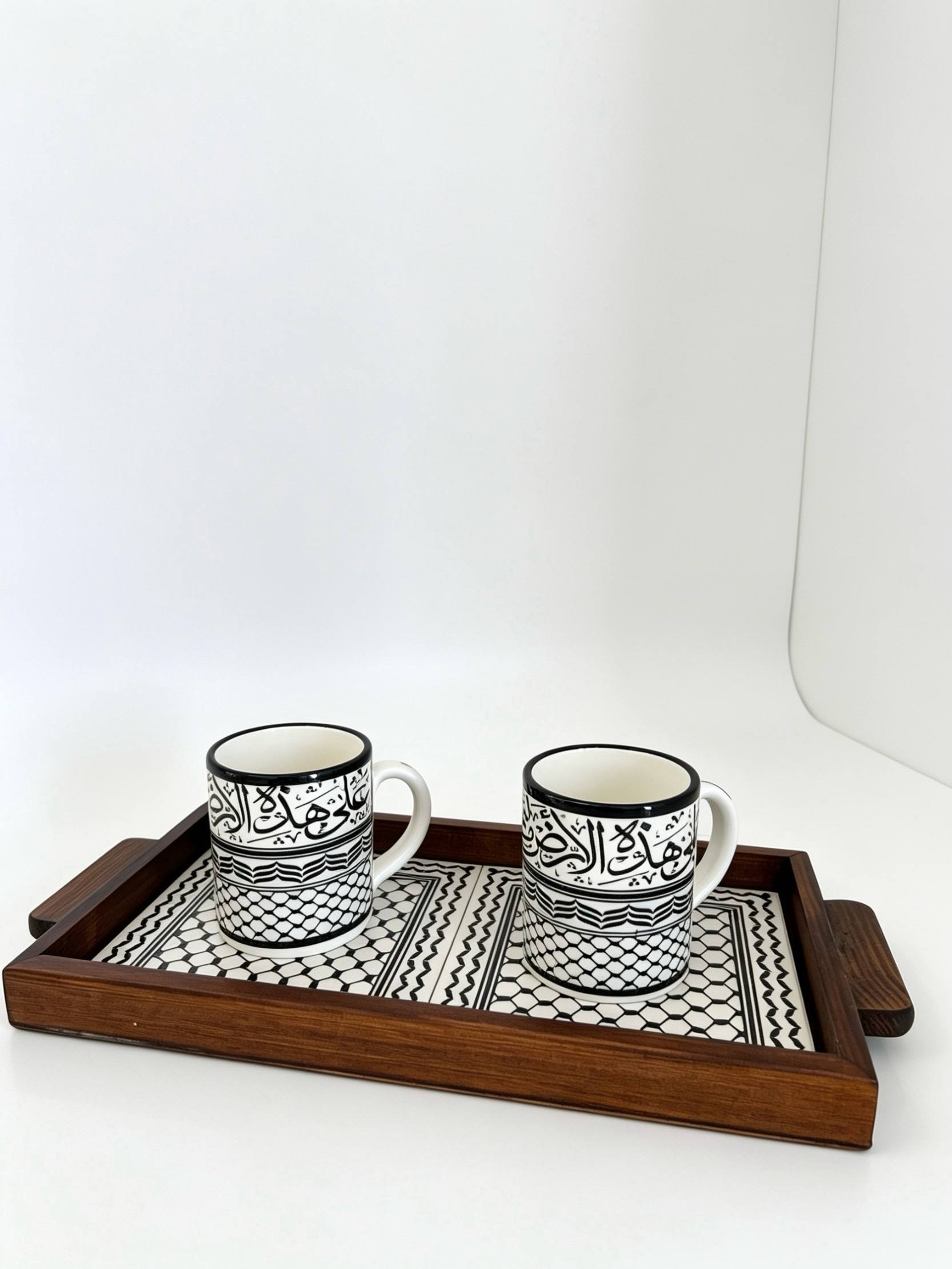 Palästinensisches Kaffee-Set mit Keffiyeh Design – Handgefertigtes Tablett & 2 Keramikbecher