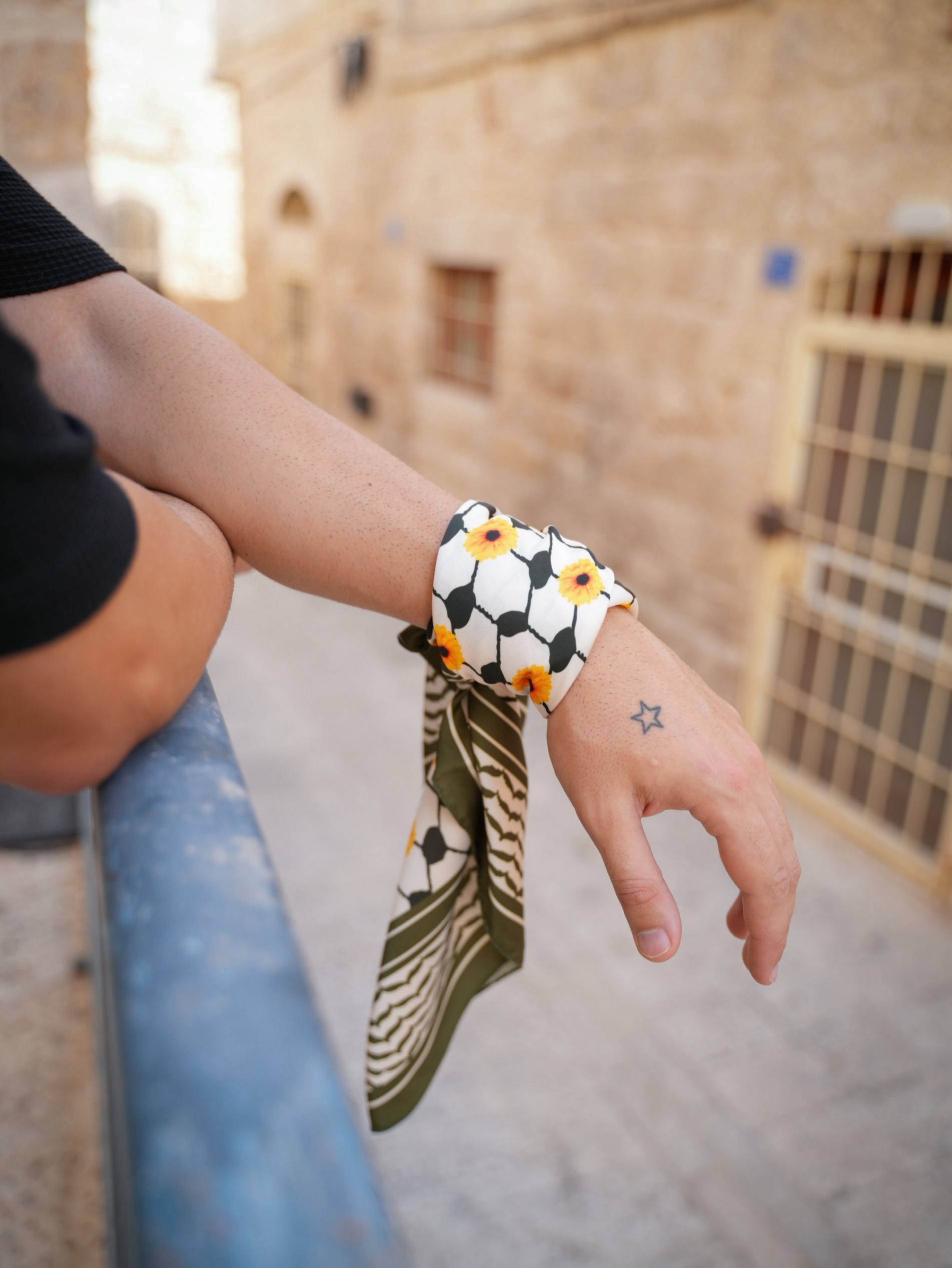 Die Bandana Kufiya in Oliv mit Blumenprint als Armband - Aus Palästina