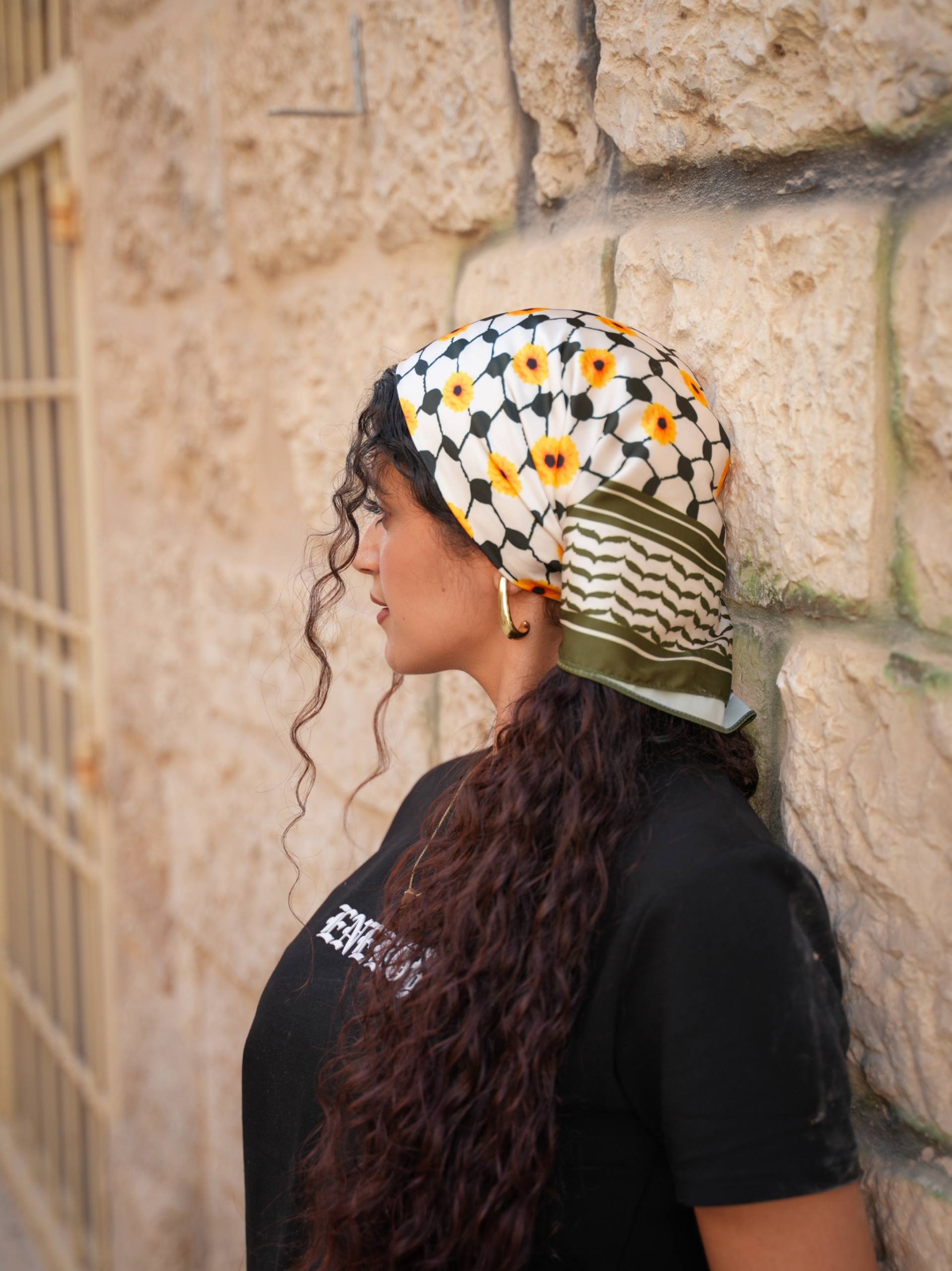 Das Webmuster der Bandana Kufiya in Oliv mit Blumenprint - Aus Palästina