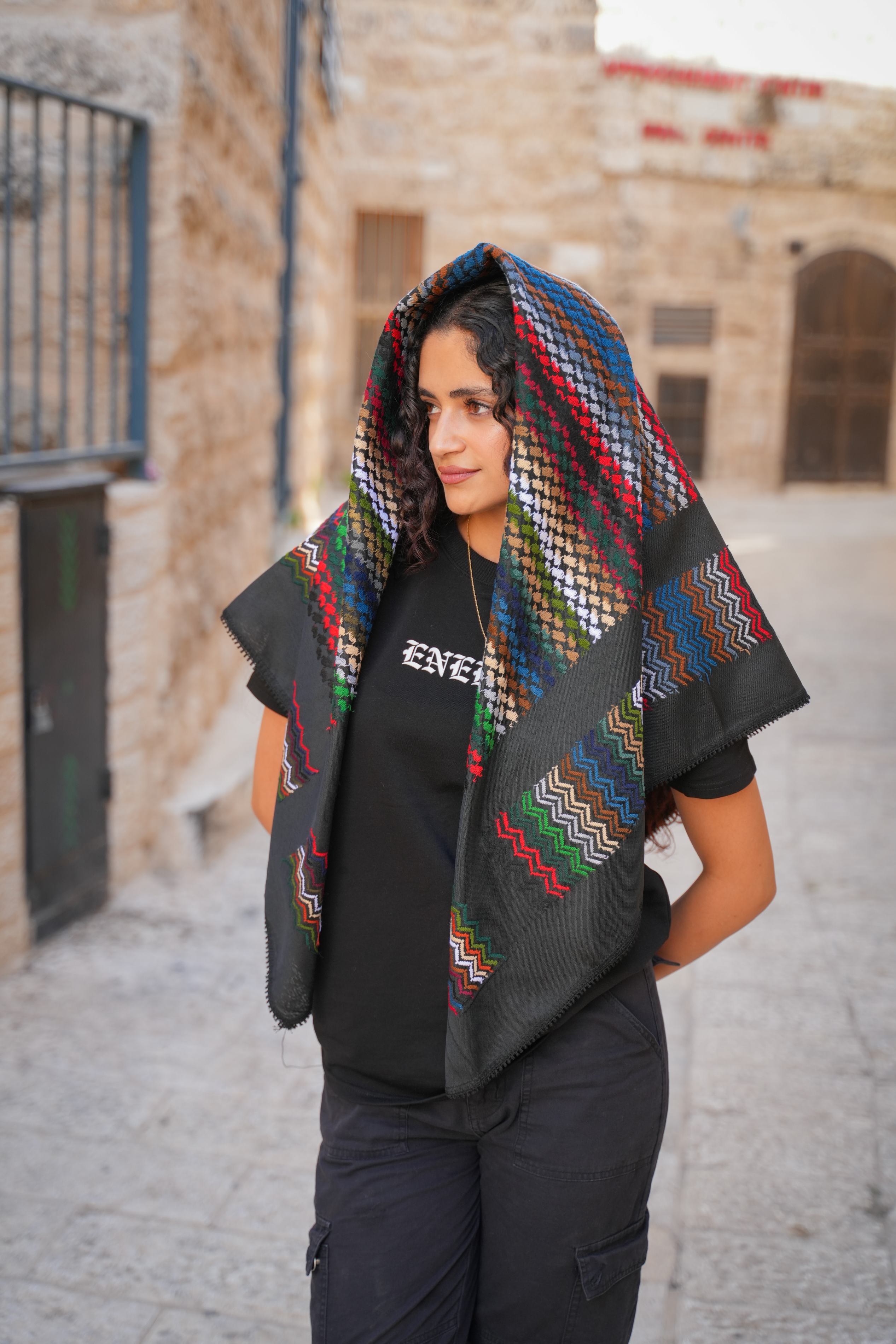 Die Black Edition Kufiya aus Nablus, Palästina. Mit bunten Nähten