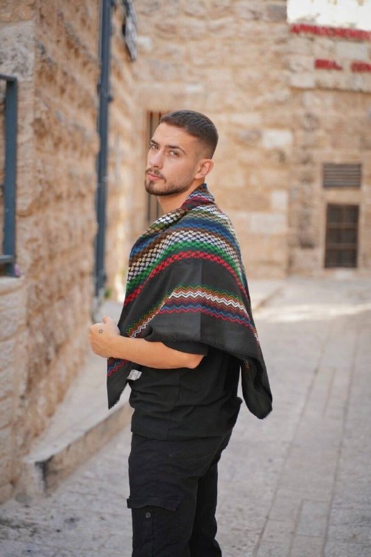 Die Black Edition Kufiya mit bunten Nähten. Original aus Nablus Palästina