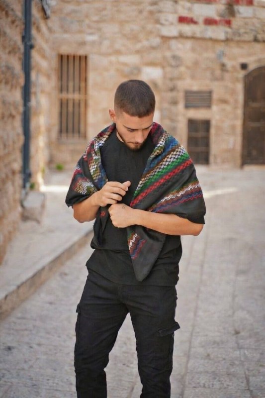 Unsere Black Edition Kufiya mit bunten Nähten. Aus Nablus, Palästina