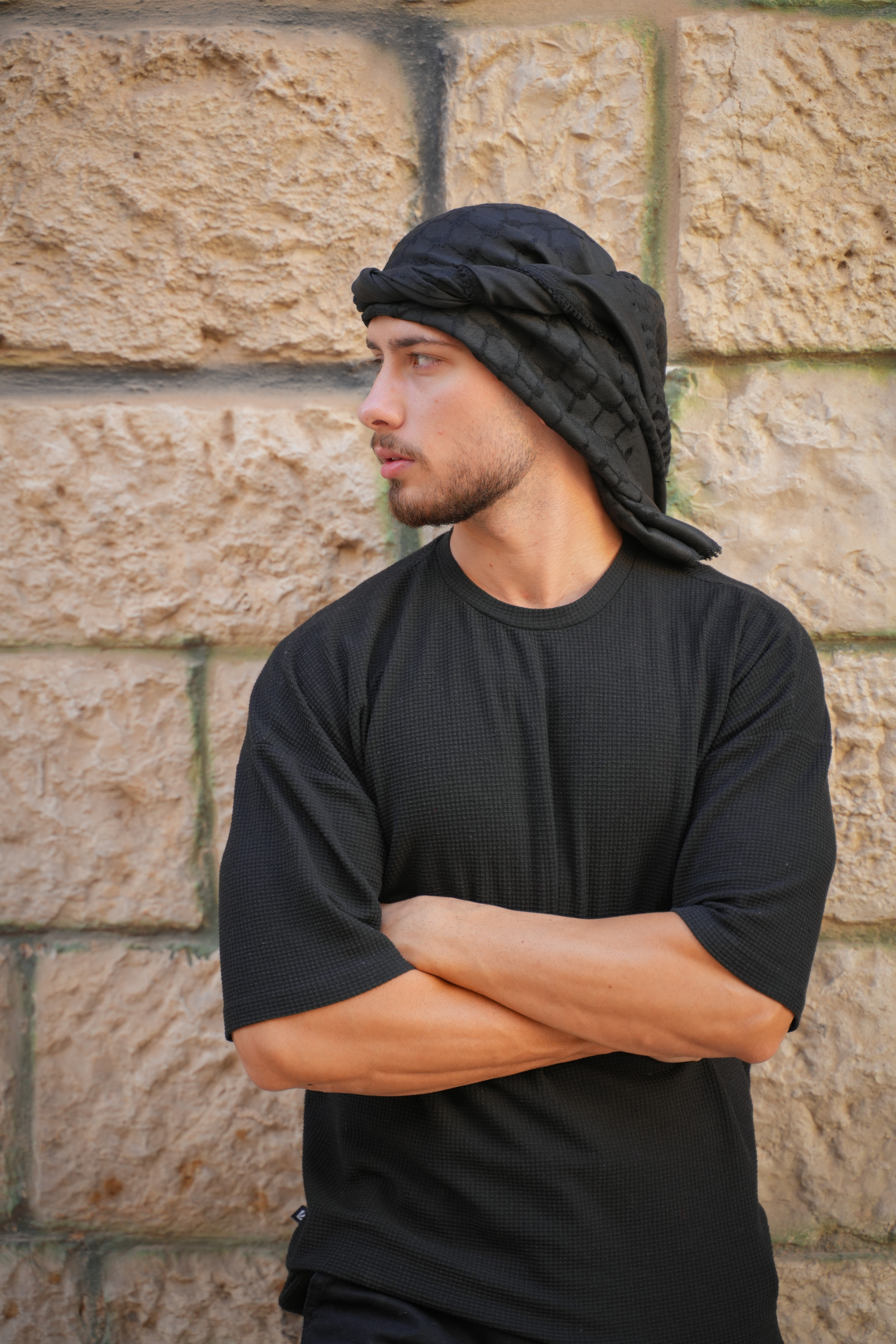 Die Black Edition Kufiya in schwarz aus Palästina als Kopfbedeckung