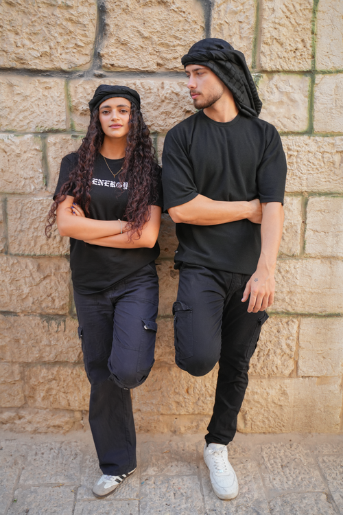 Black Edition Kufiya mit schwarzen Nähten als Kopfbedeckung. Original aus Palästina