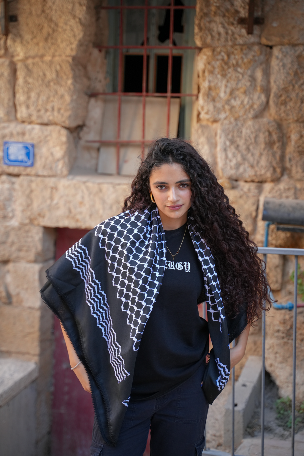 Unser Model zeigt die Details der schwarzen Kufiya mit weißen Nähten