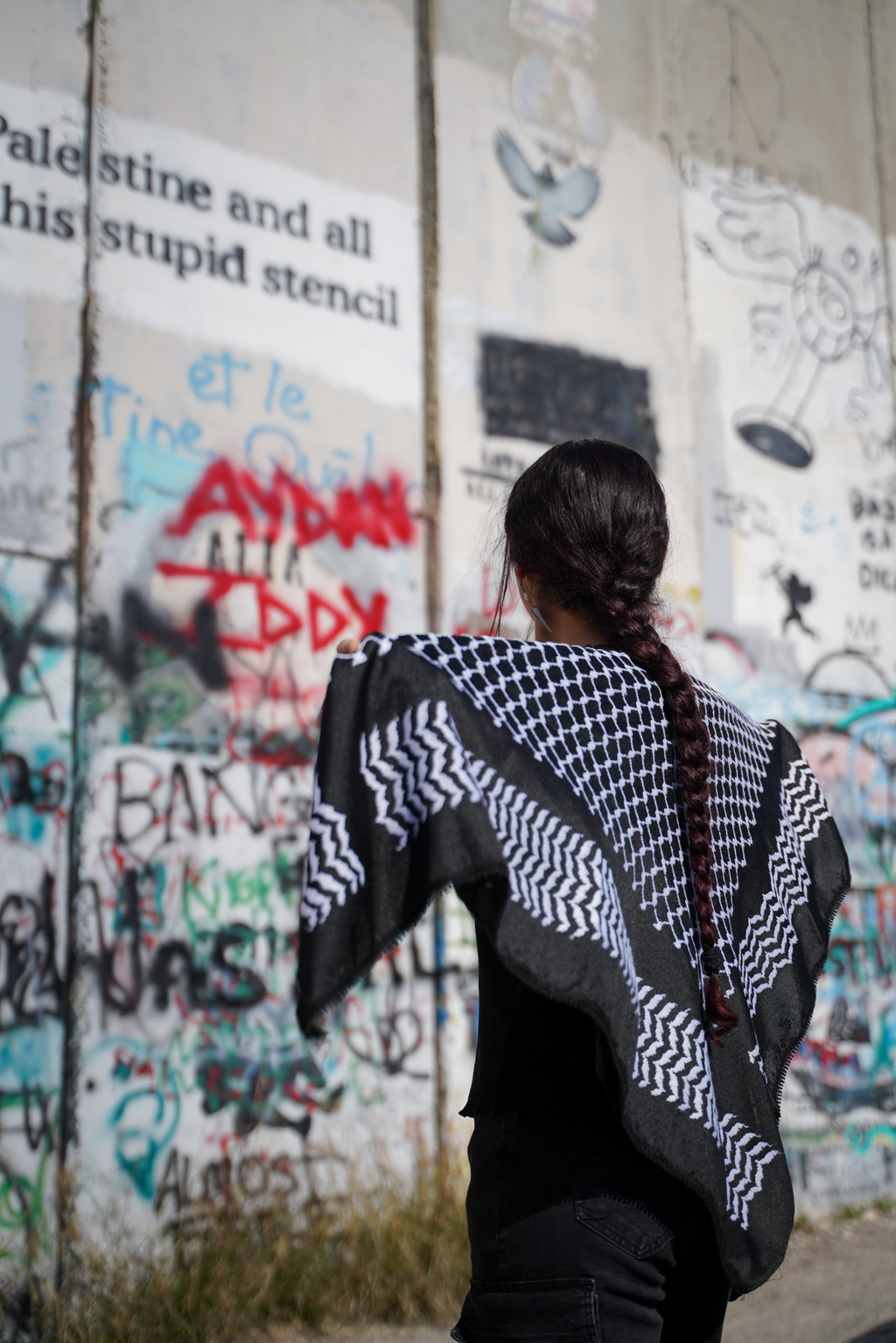 Die Black Edition Kufiya mit weißen Nähten von hinten gezeigt, in Palästina