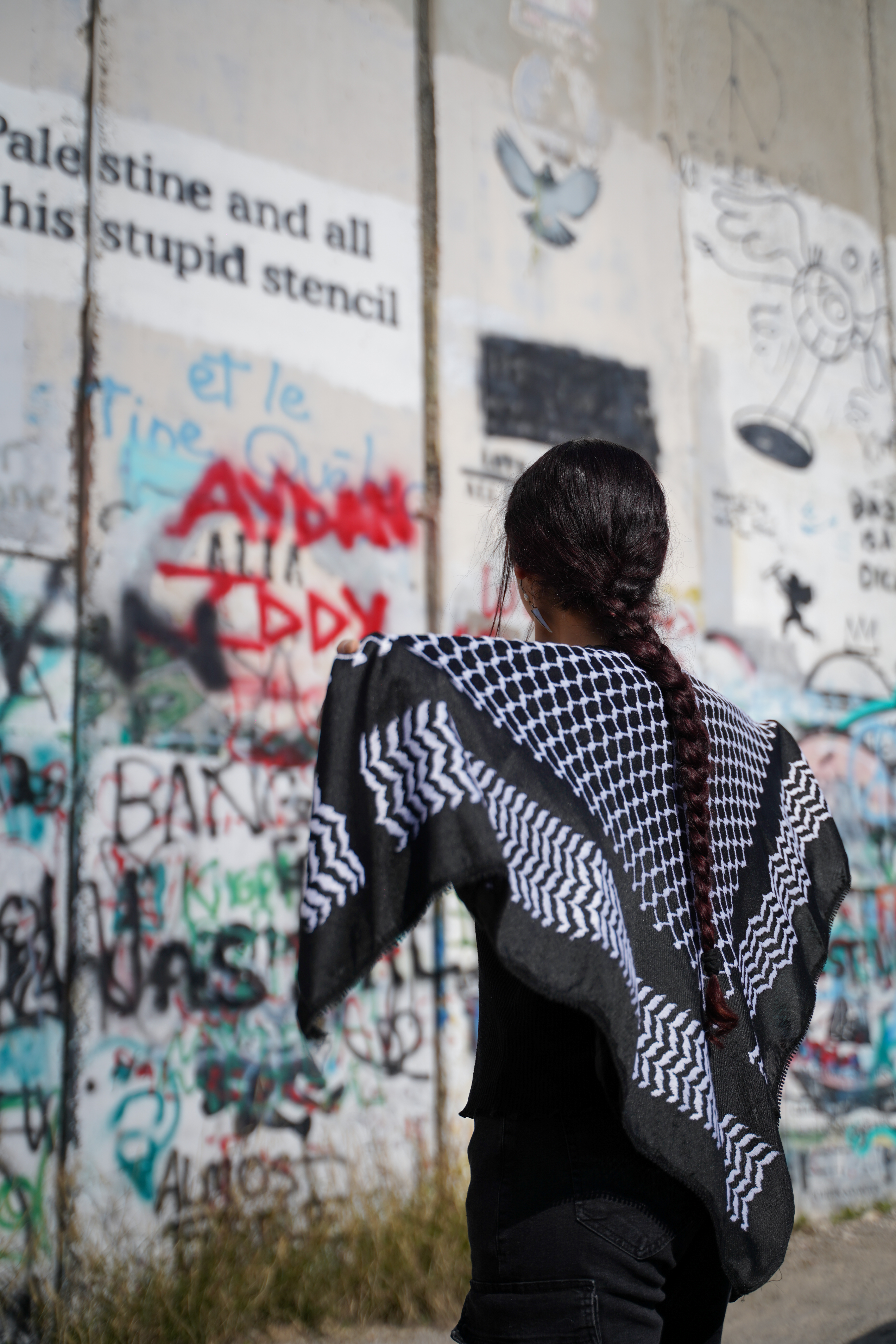 Die Black Edition Kufiya mit weißen Nähten von hinten gezeigt, in Palästina