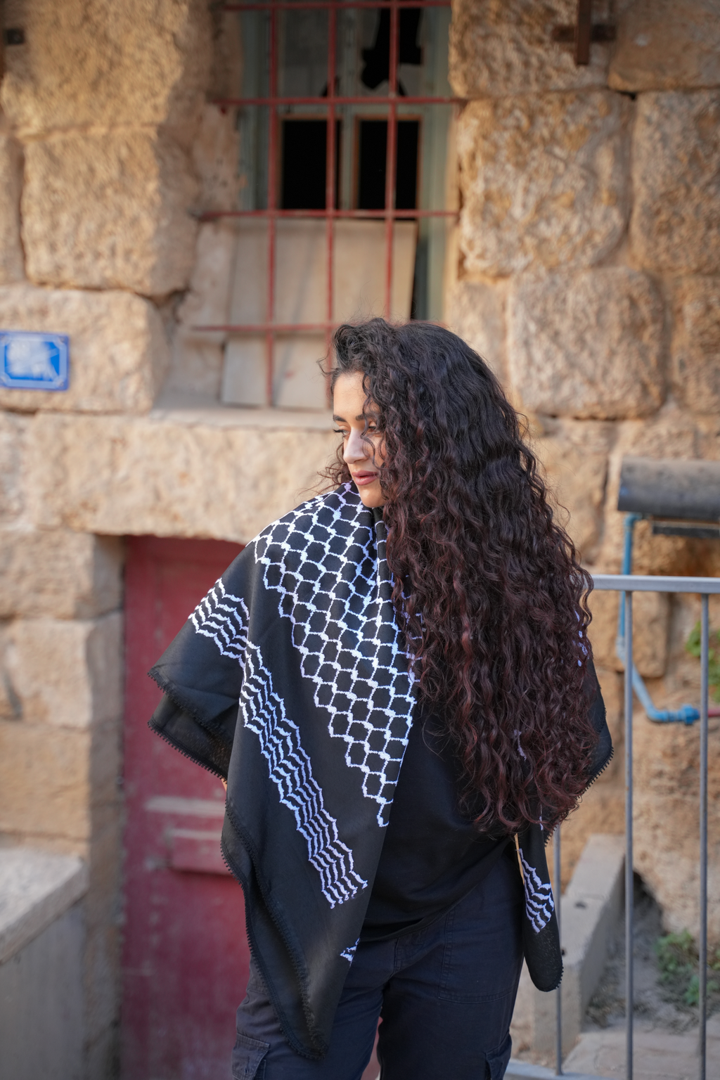 Das weiß-schwarze Webmuster der Black Edition Kufiya aus Palästina