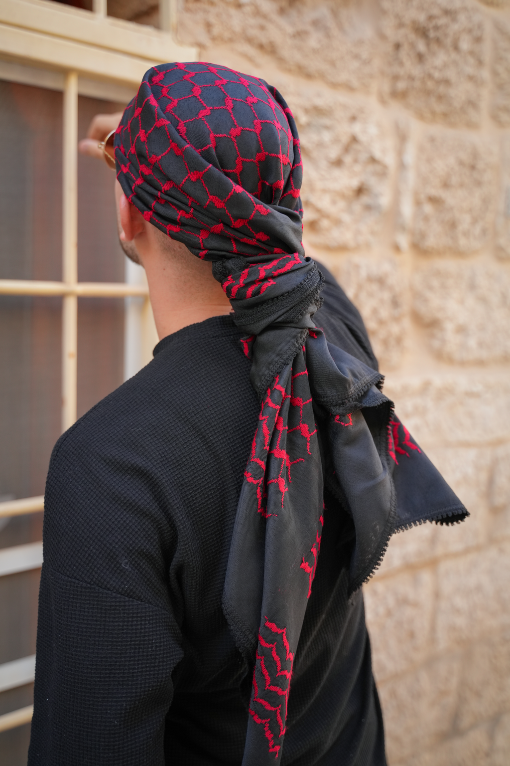 Black Edition Kufiya in rot als Kopfbedeckung