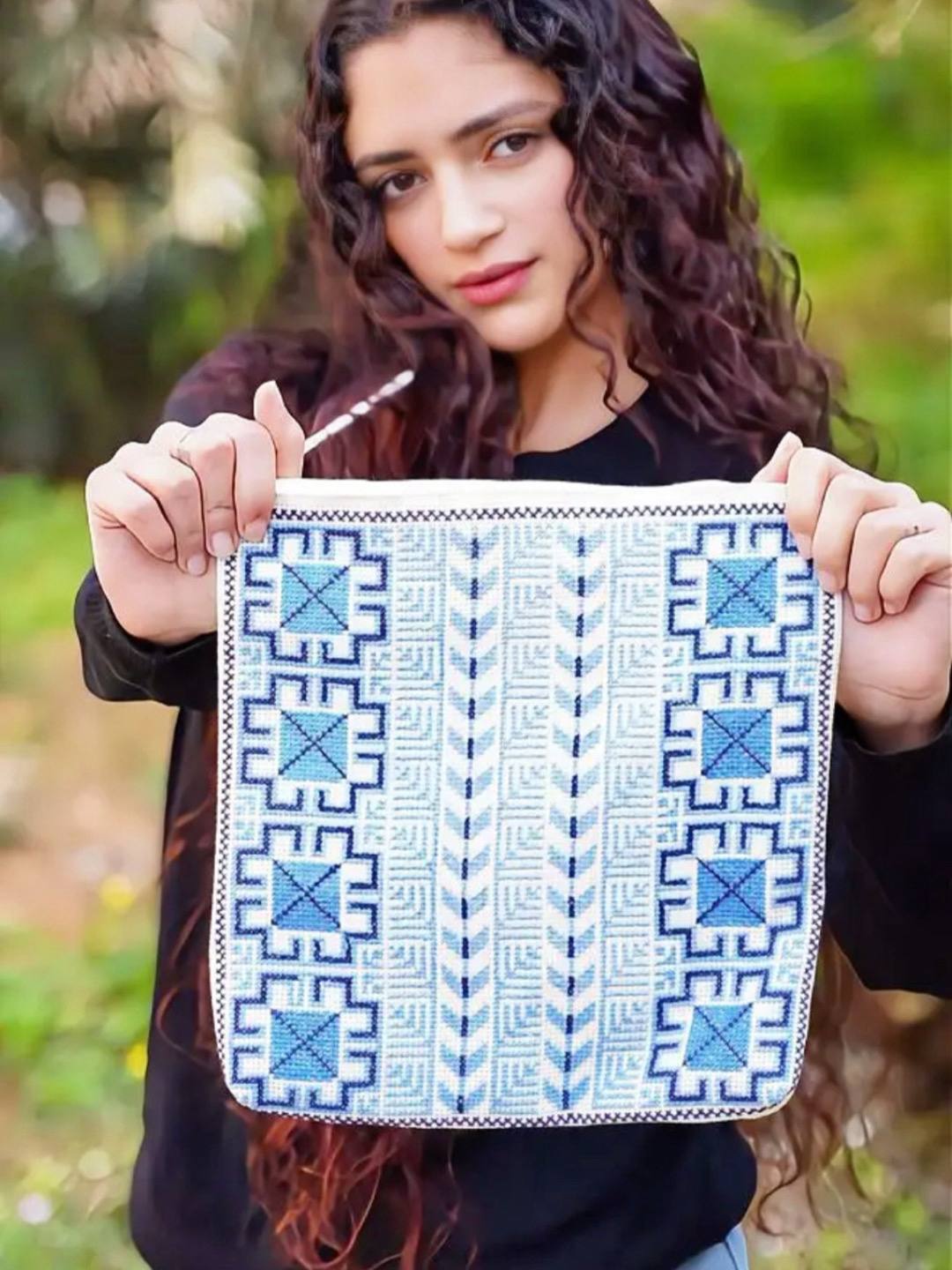 Original blaue Tatreez Tasche aus Palästina Nahaufnahme