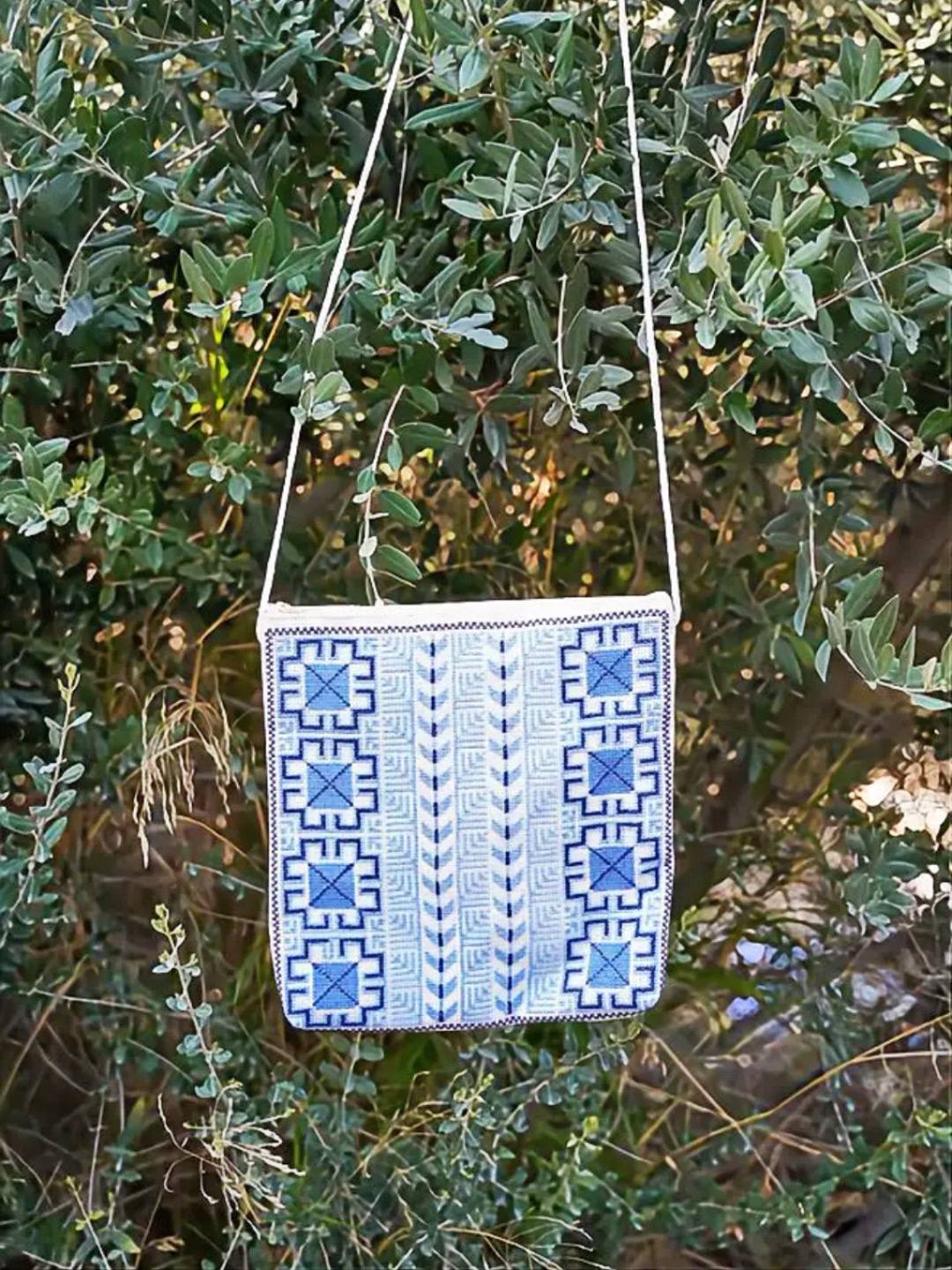 Handgemachte Tatreez Tasche in blau weiß