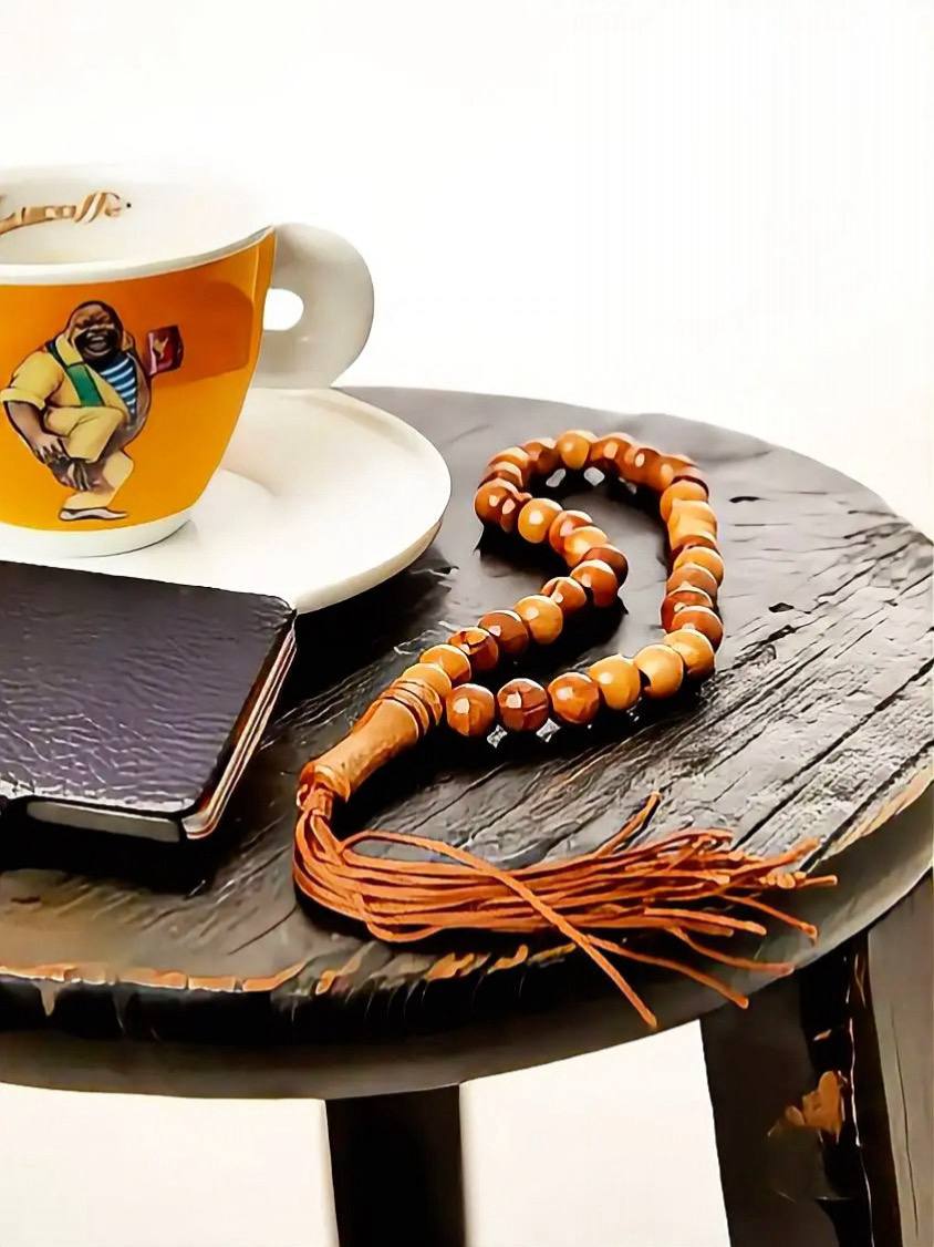 Gebetskette liegend auf dem Tisch, handgefertigt