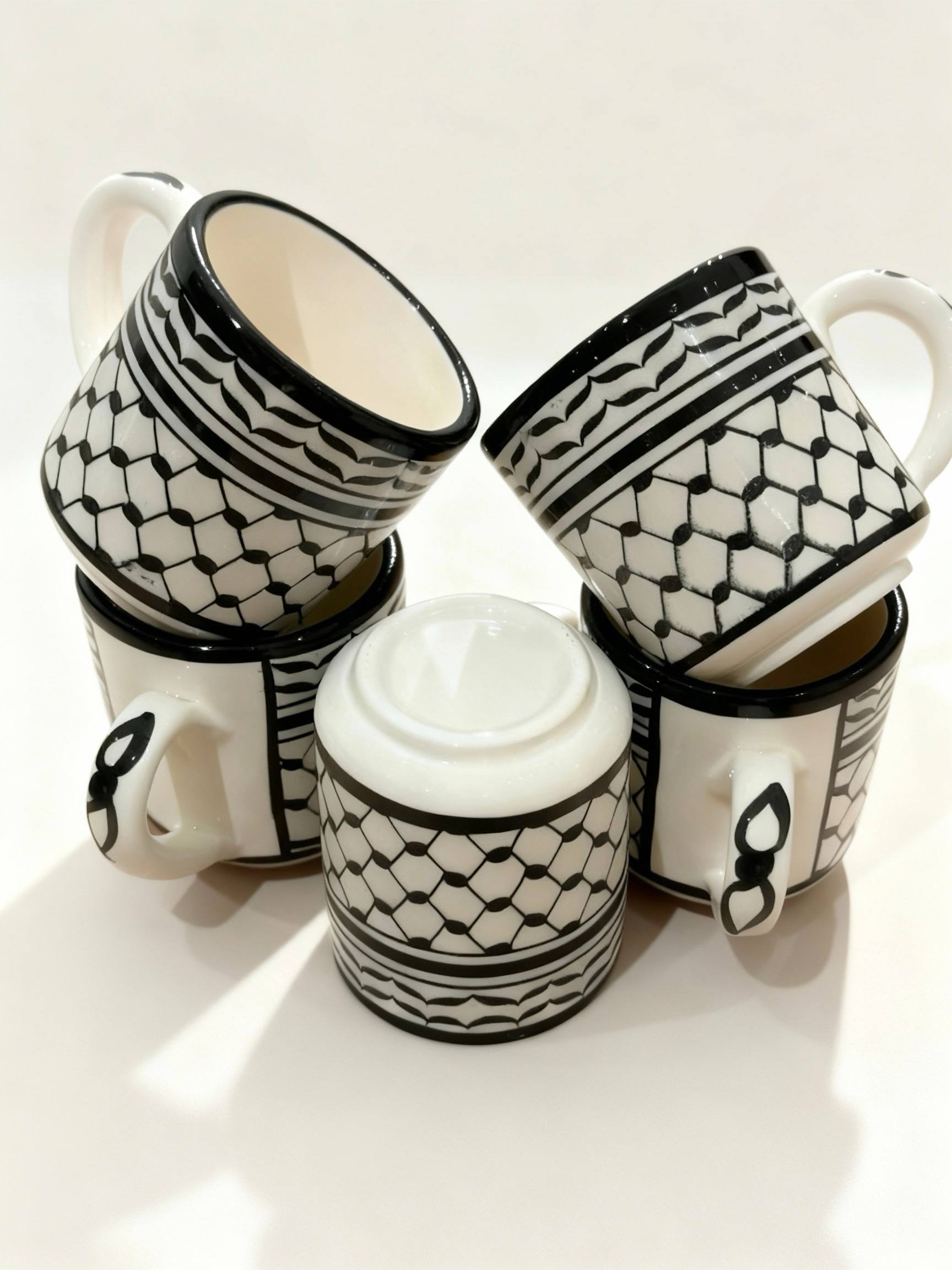 Tassen in Kufiya Stil - handbemalt in Hebron