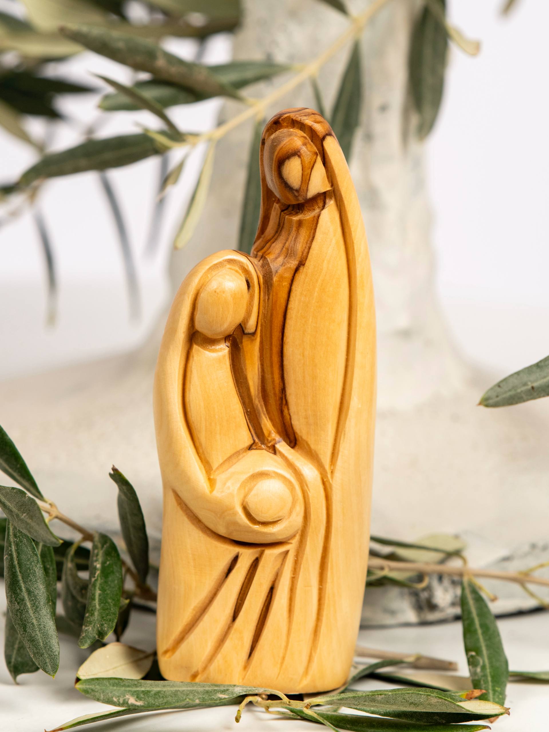 Jesus, Maria und Josef. Die heilige Familie aus Olivenholz