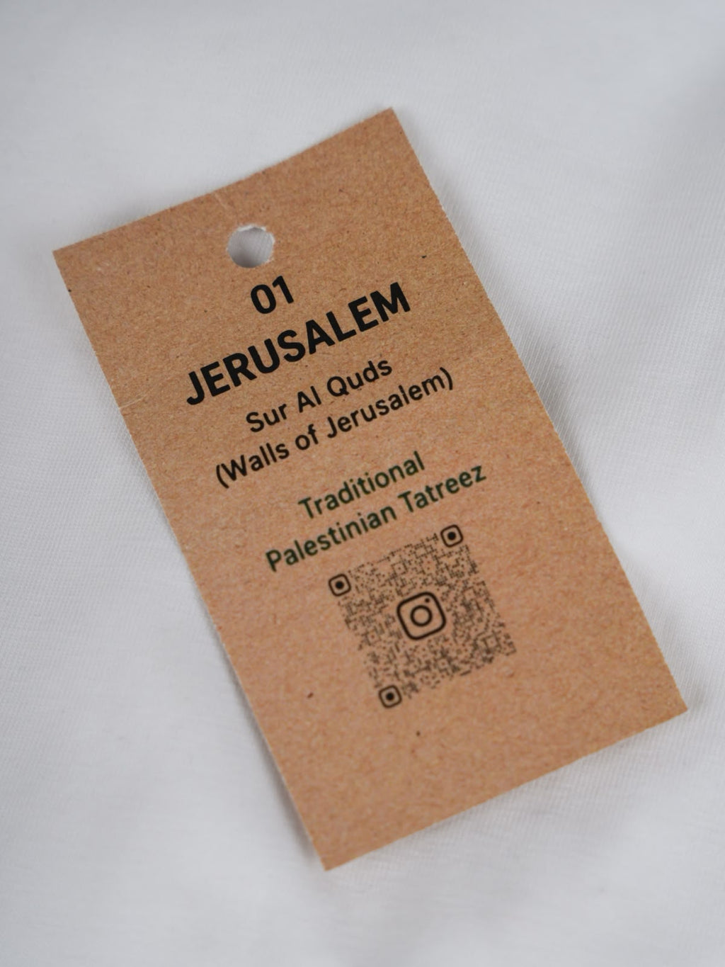 roduktanhänger des Jerusalem Tatreez T-Shirts mit Informationen zu Sur Al Quds und traditionellem palästinensischem Tatreez