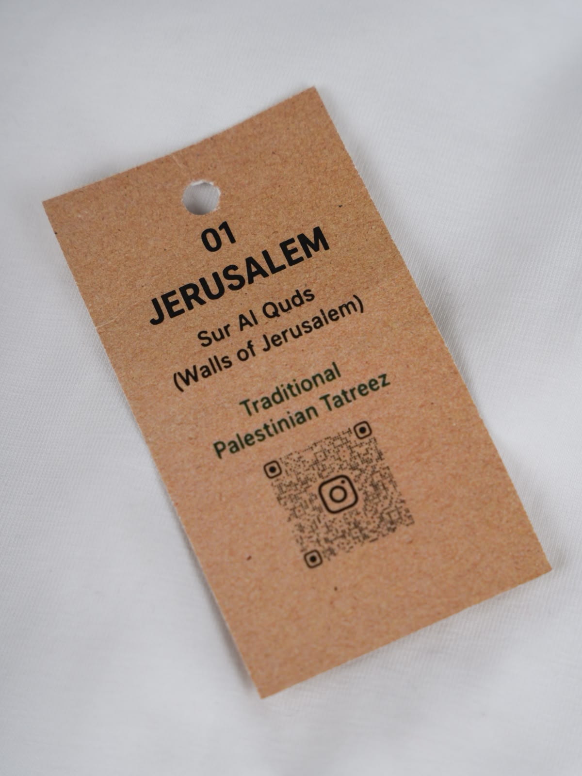roduktanhänger des Jerusalem Tatreez T-Shirts mit Informationen zu Sur Al Quds und traditionellem palästinensischem Tatreez