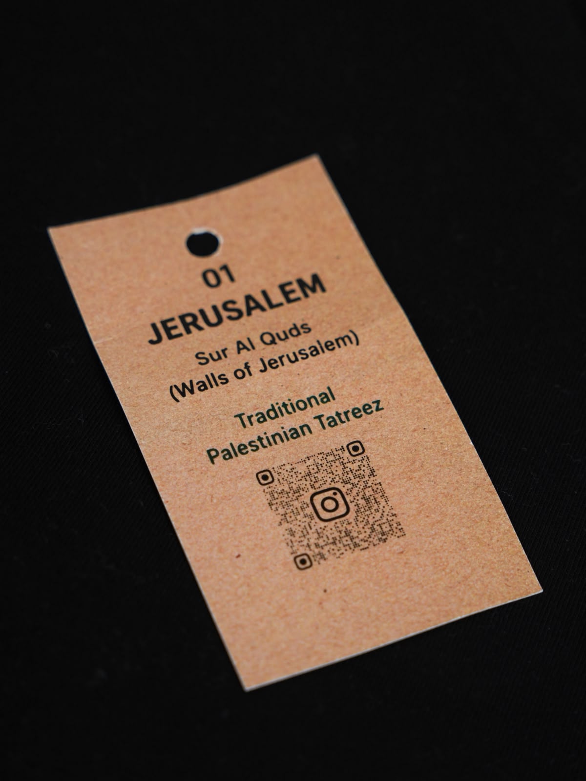 Produktanhänger des Jerusalem Tatreez T-Shirts mit Sur Al Quds Motiv und traditionellem palästinensischem Tatreez