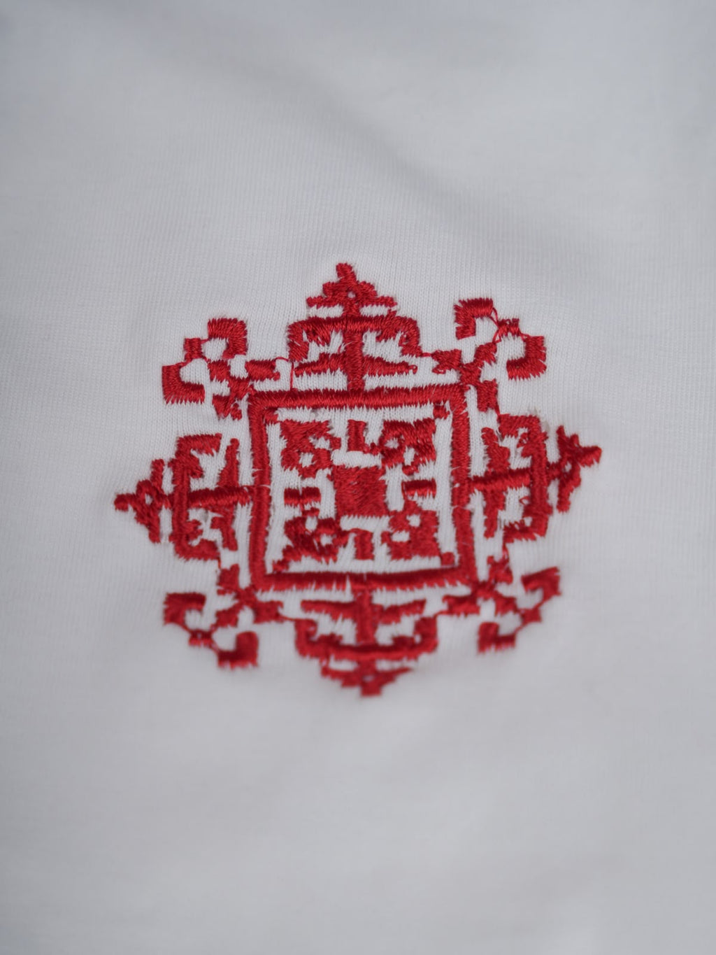 Weißes Tatreez-T-Shirt mit roter handgestickter Sur Al Quds Stickerei auf der linken Brust