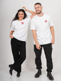 Zwei Models tragen weiße Jerusalem Tatreez T-Shirts aus der Cities of Palestine Kollektion