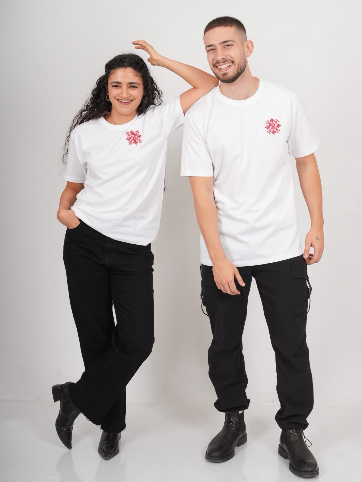 Zwei Models tragen weiße Jerusalem Tatreez T-Shirts aus der Cities of Palestine Kollektion