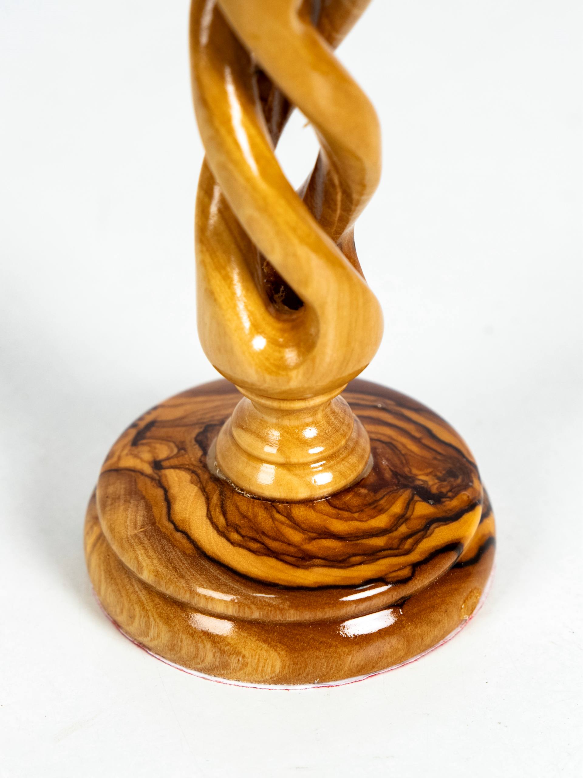 Nahaufnahme des Kerzenhalters aus Olivenholz - handgefertigt in Palästina