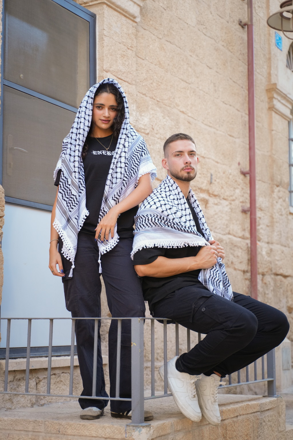 Unsere Models mit der klassischen schwarz-weißen Kufiya - handgefertigt in Palästina