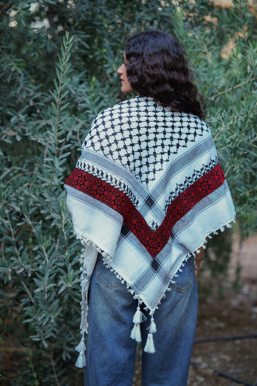 Die klassische Kufiya mit Tatreez - Original Produkt aus Palästina