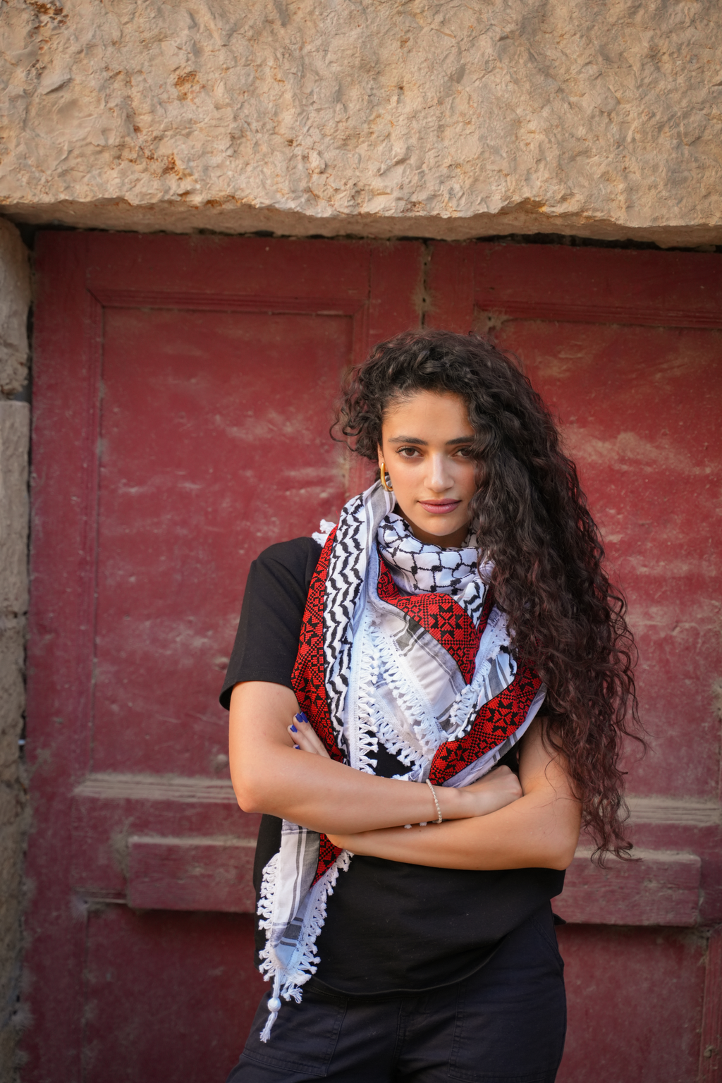 Klassische Tatreez Kufiya - Keffiyeh in schwarz weiß mit Tatreez