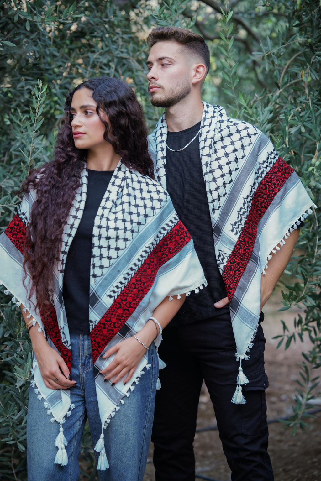 Unsere Models mit der klassischen Tatreez Kufiya - Original aus Palästina