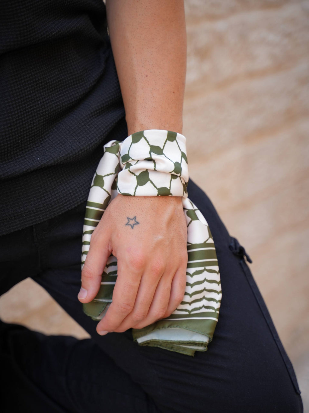 Kufiya Bandana aus Palästina in Oliv als Armband