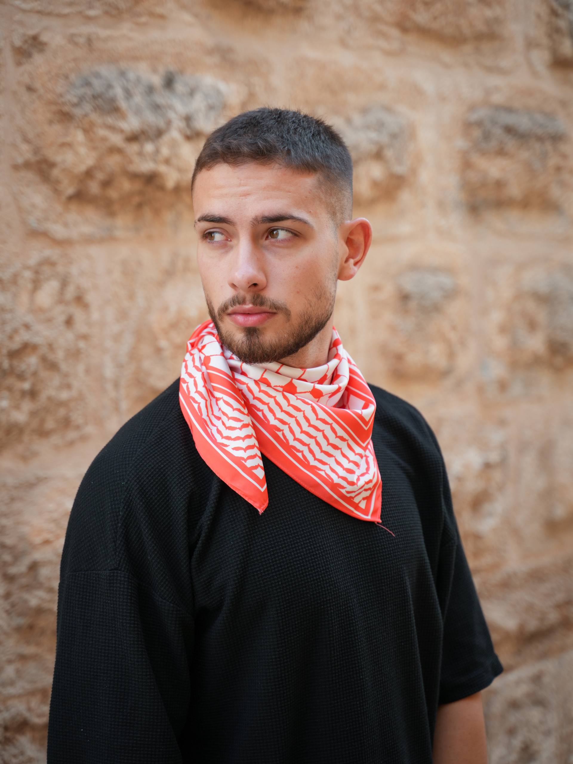 Das Kufiya Bandana in Rot Weiß als Halstuch