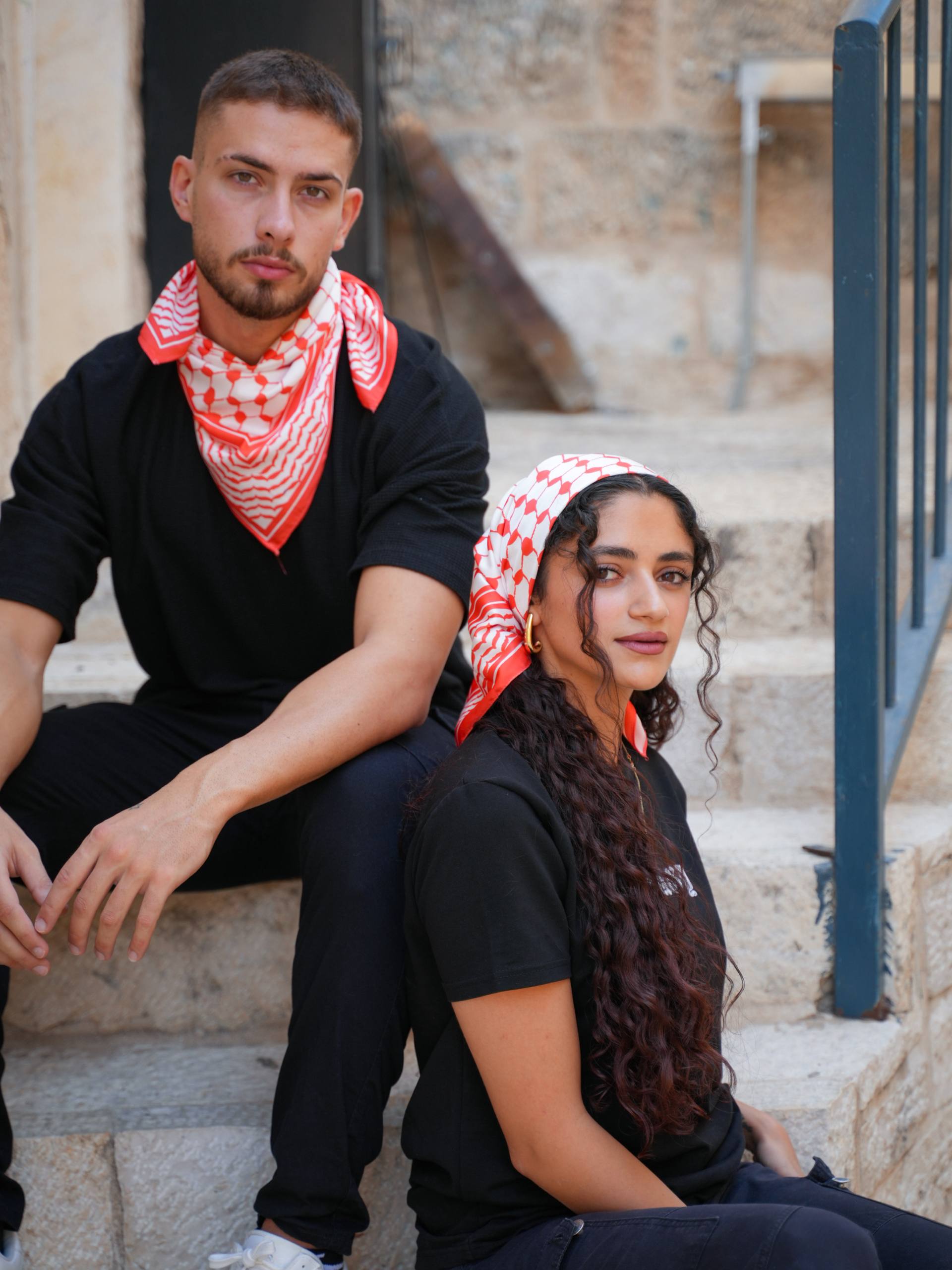 Models mit der Kufiya Bandana in Rot Weiß - als Hals-und Kopftuch
