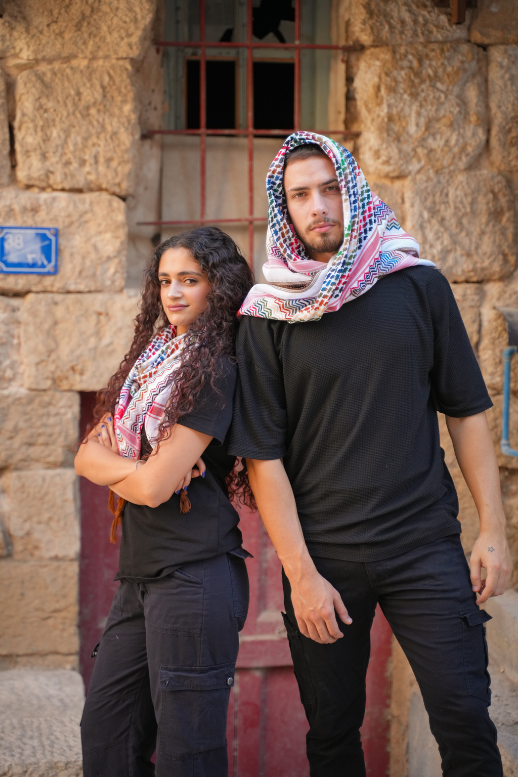 Unsere Models zeigen die bunte Kufiya - handgefertigt in Palästina