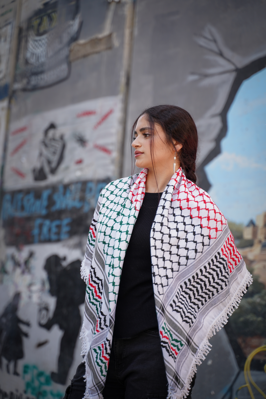 Model mit einer Kufiya in Flaggenfarben in Palästina