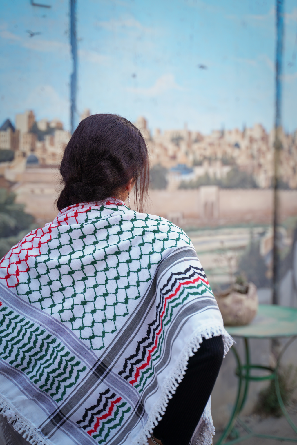 Nahaufnahme der Kufiya aus Palästina in Flaggenfarben