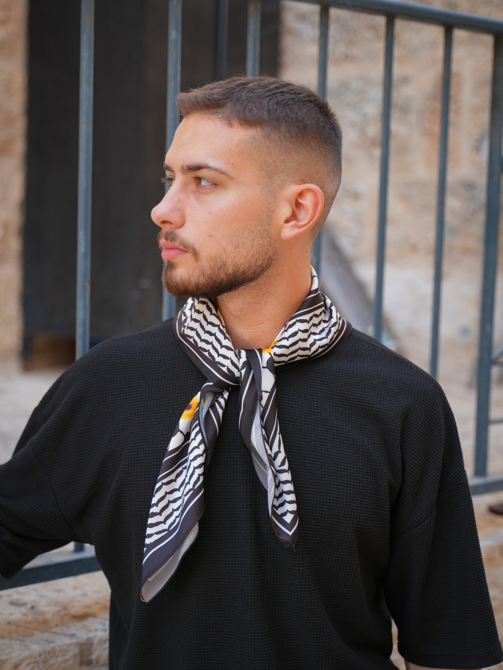 Unser Model trägt die Kufiya Bandana um den Hals