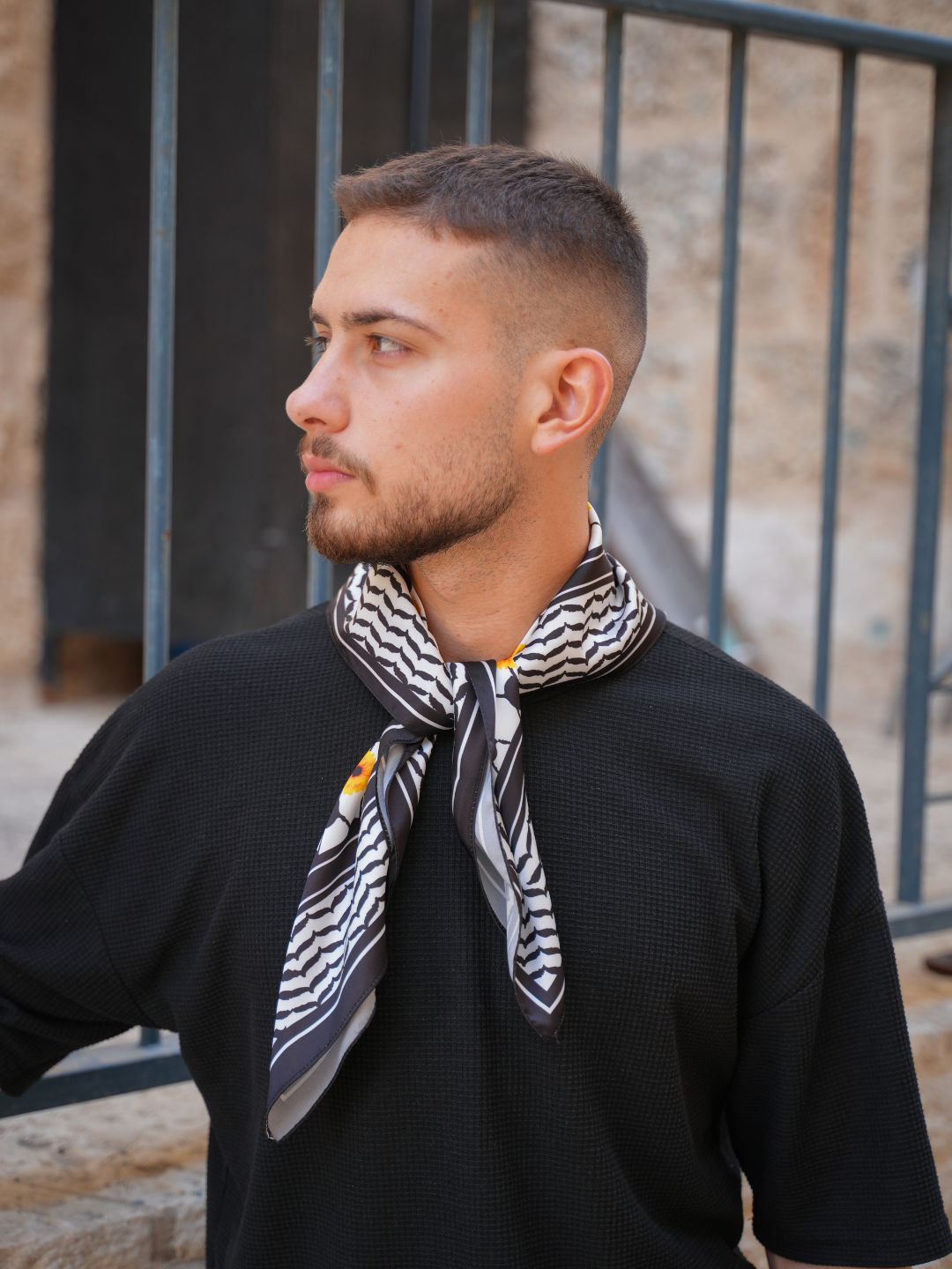 Unser Model trägt die Kufiya Bandana um den Hals