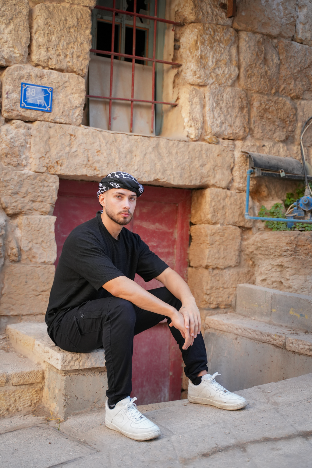 Black Edition Kufiya mit weißen Nähten als Kopfbedeckung