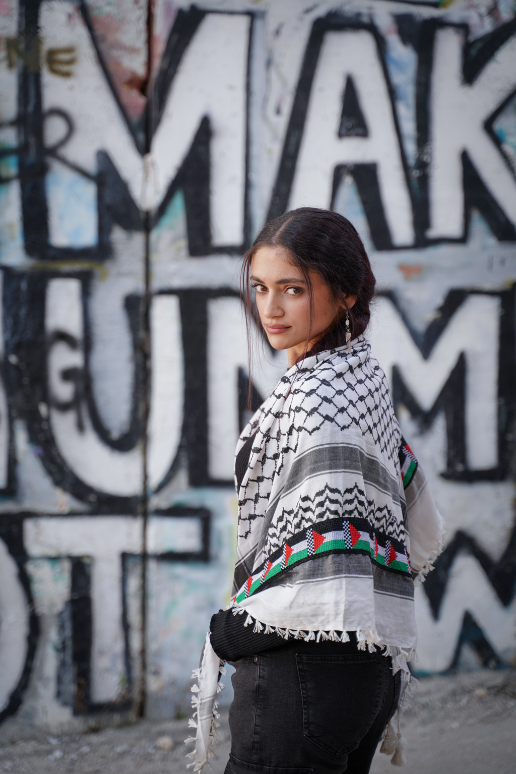 Model mit Original Tatreez Kufiya - Palästinaflagge