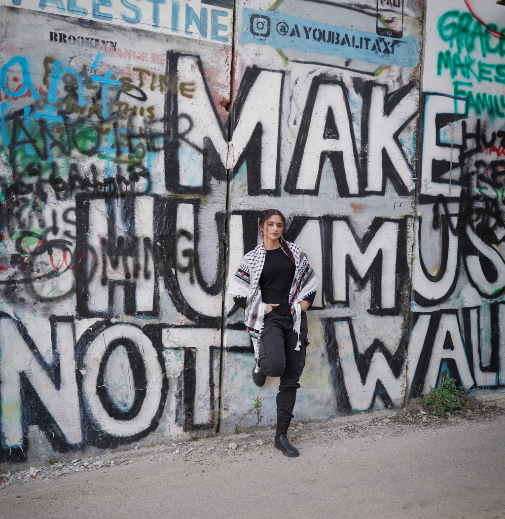 Palästina Tatreez Kufiya vor der Grenzmauer in Jerusalem.