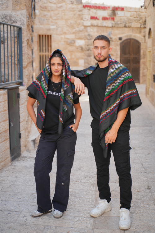 Unsere Models mit der Black Edition Kufiyain bunt