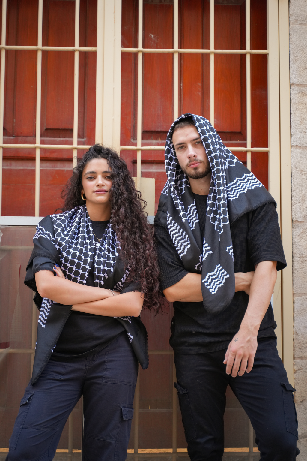 Unsere Models zeigen die Black Edition Kufiya mit weißen Nähten