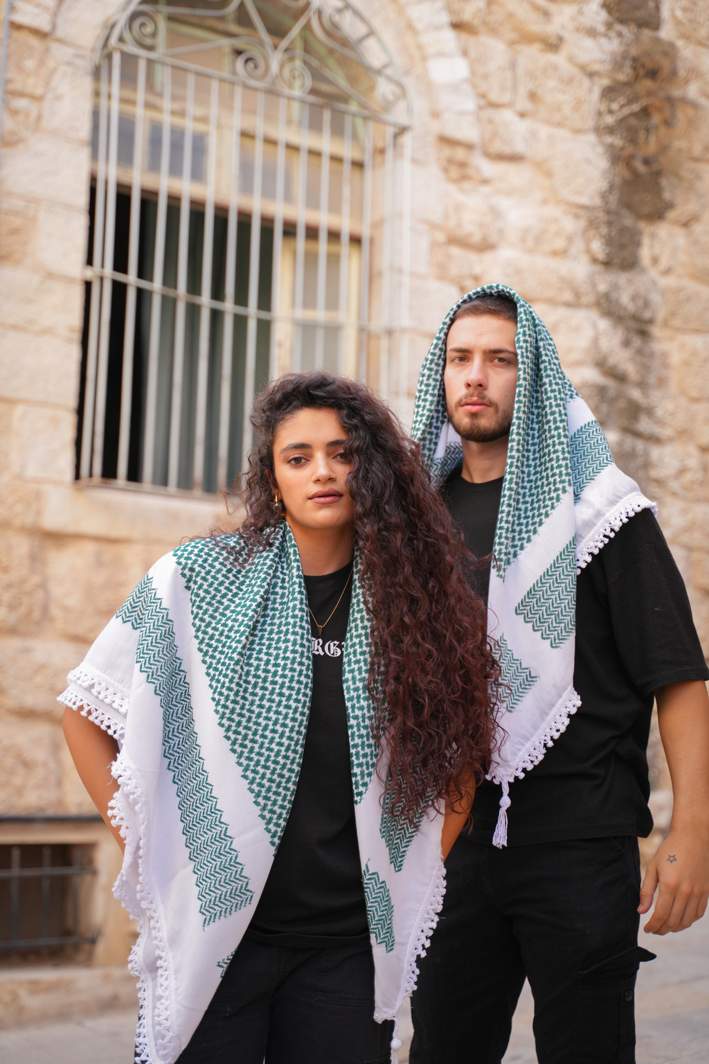 Unsere Models mit der klassischen Kufiya in grün. Original Keffiyeh aus Palästina