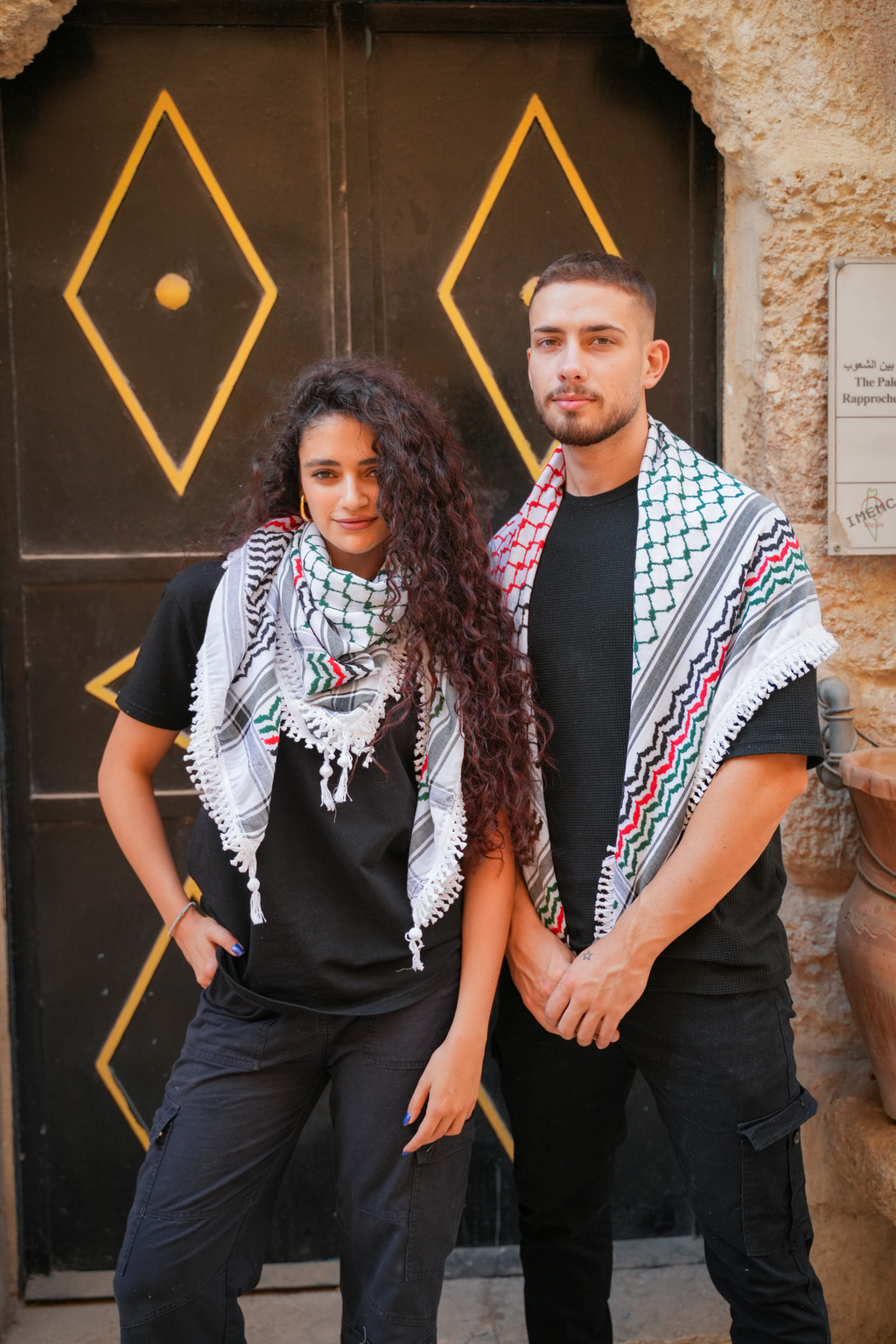 Models mit der Kufiya in Flaggenfarben