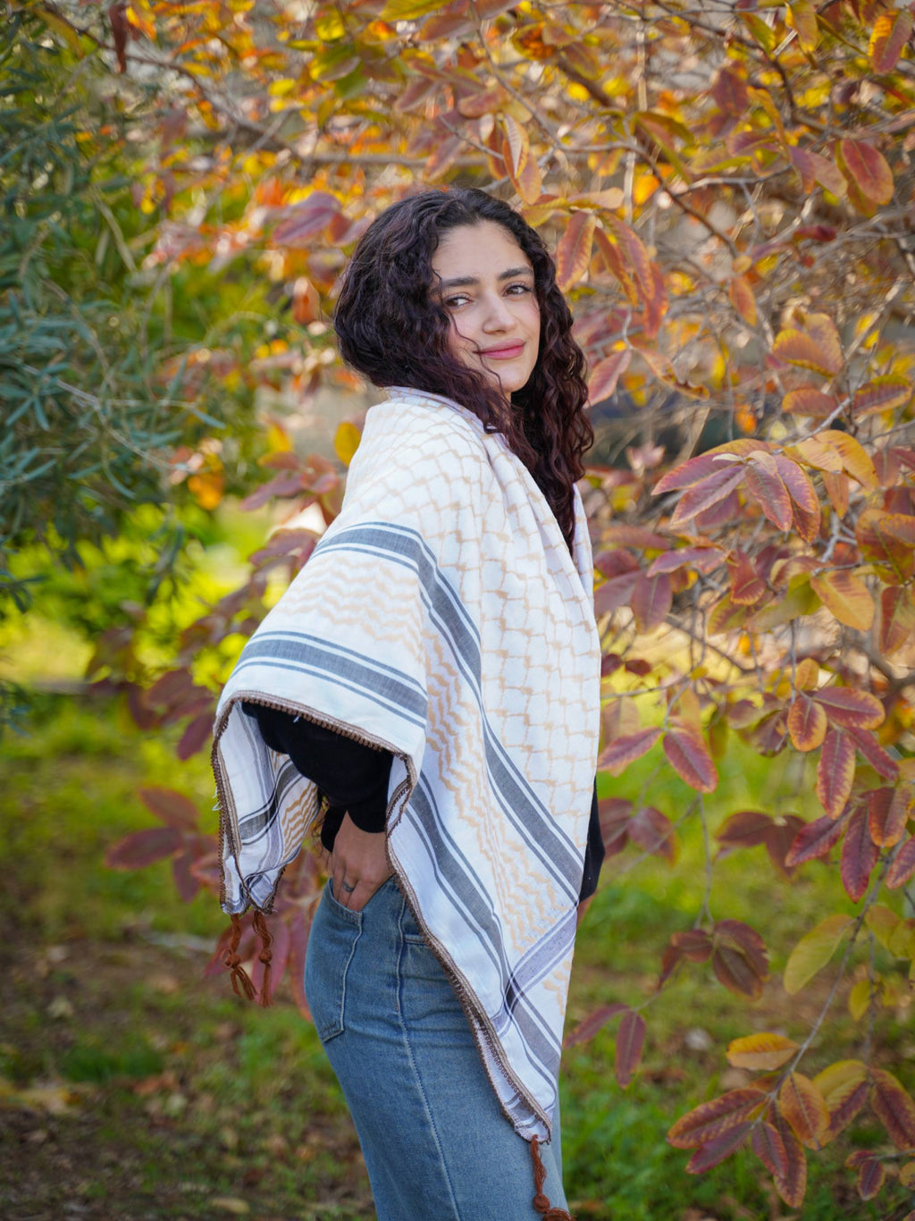 Klassisches Kufiya Design trifft moderne Farben. Aus Palästina, die Wüstensand Kufiya