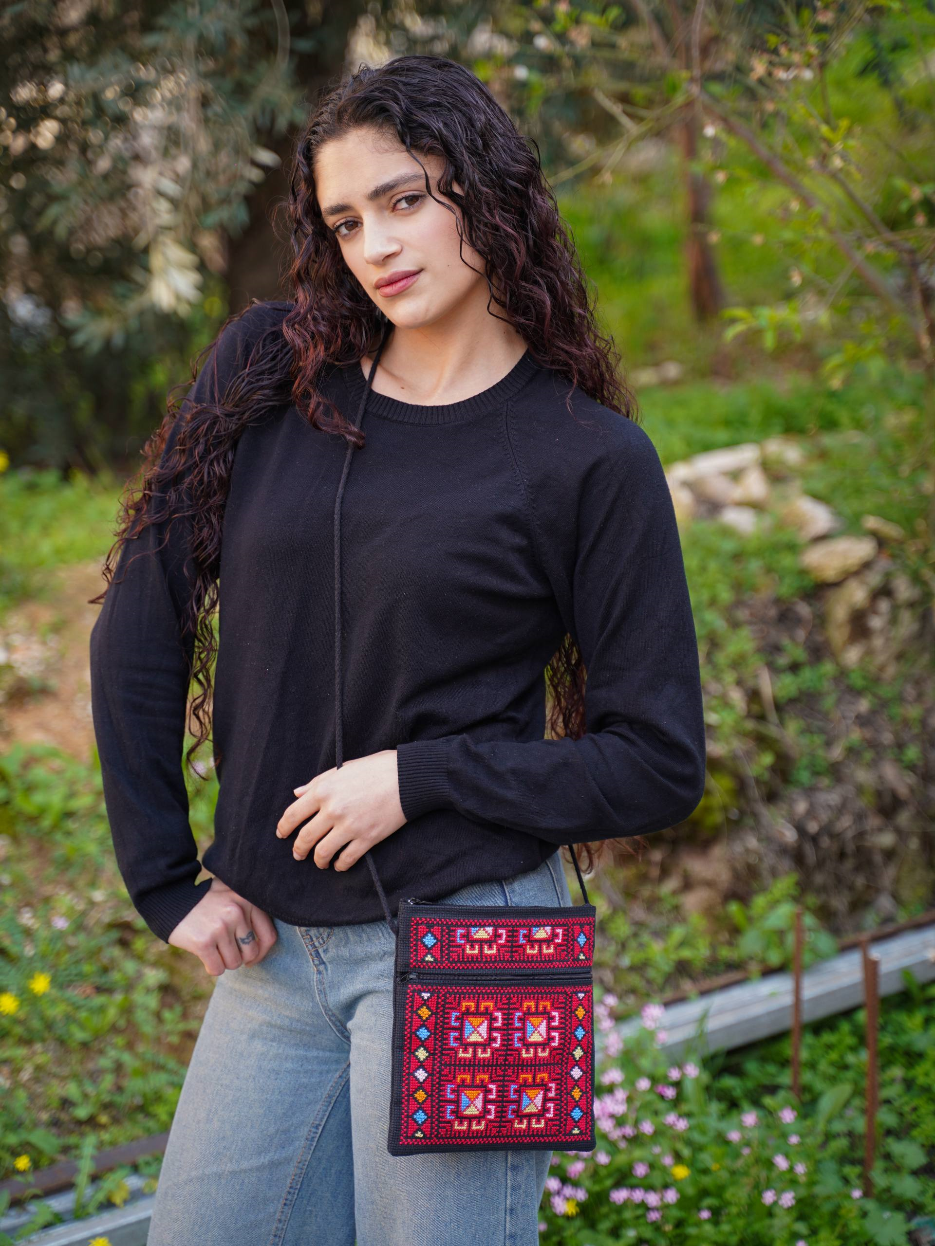 Aufnahme der handgemachten Tatreez Tasche