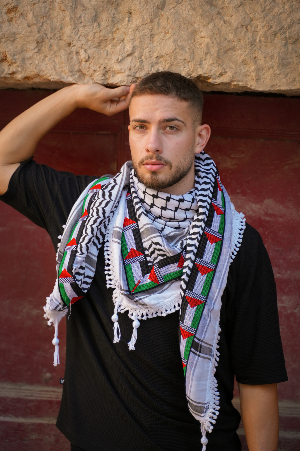 Model with Tatreez Kufiya - Palästina Flagge Stickerei