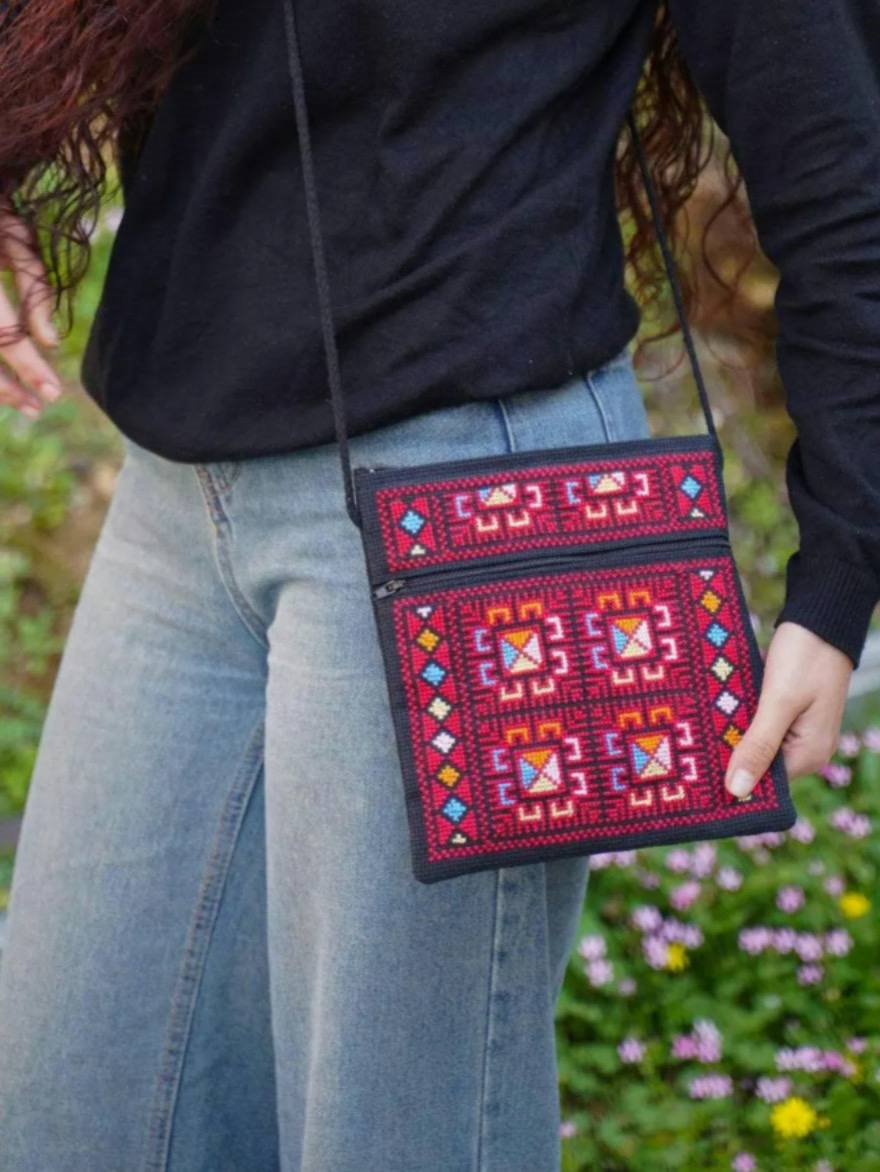 Nahaufname der handgefertigten Tatreez Tasche