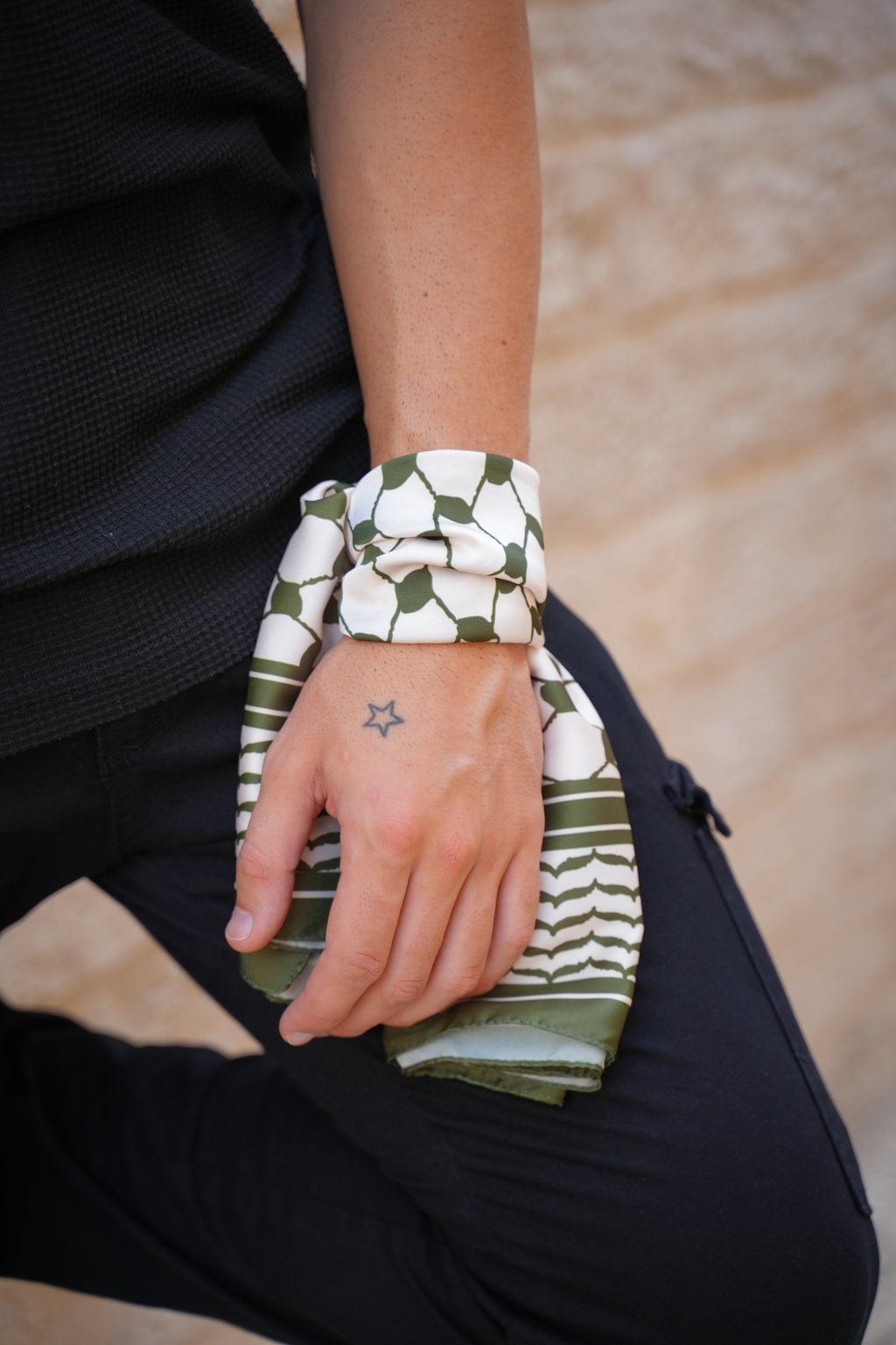 Kufiya Bandana aus Palästina | olive grün | Satin Tuch aus Nablus