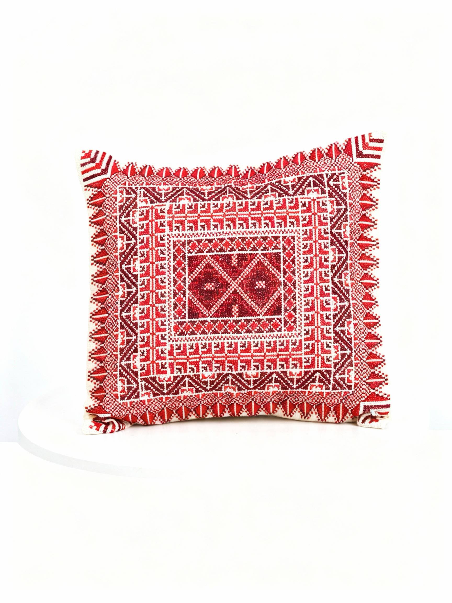 Kissenhülle, handgefertigt in Palästina. Tatreez Stickerei in bordeaux